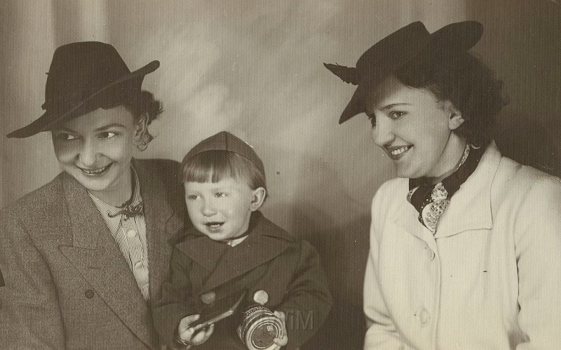KKE 5380.jpg - Fot. Atelier. Myszka i Stenia (siostry) z małym chłopcem, Płock, lata 30-te XX wieku.